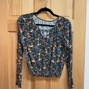 American Eagle Soft and Sexy Floral Ruched Bottom Long Sleeve Top Size Medium